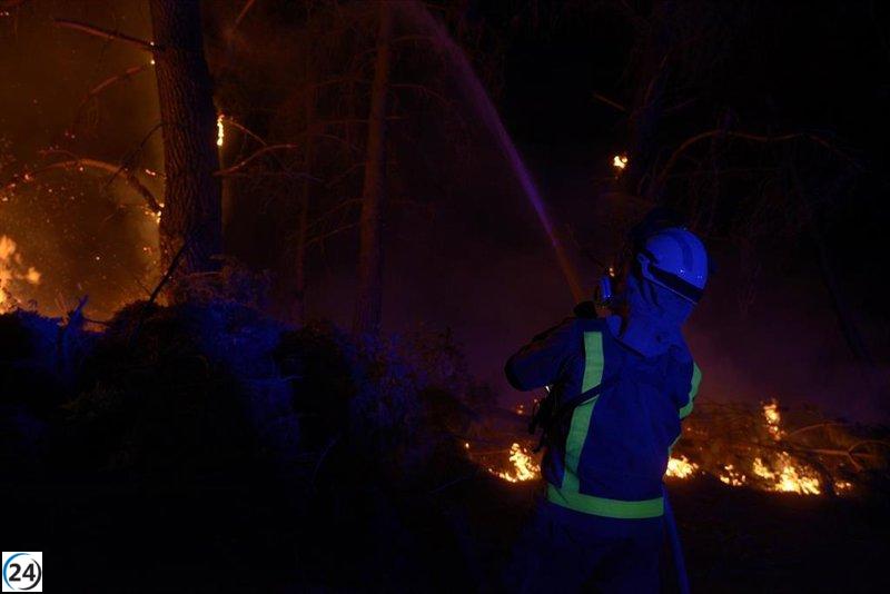 Viento intenso complica la lucha contra el incendio de Carballeda de Valdeorras, que arrasa 500 hectáreas.