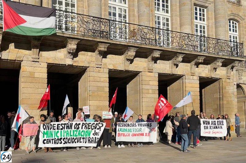 El pleno de Santiago respalda a los trabajadores de Ryanair en su protesta frente al Ayuntamiento.