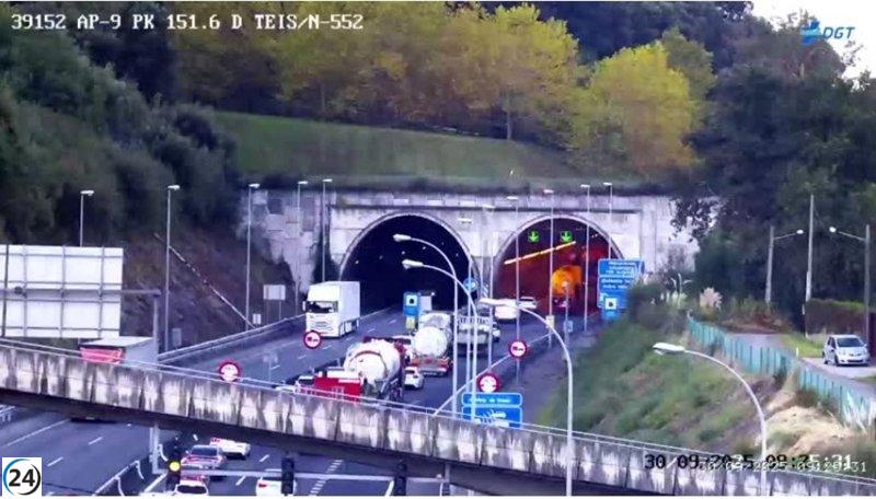 Accidente de moto en la AP-9 en Vigo causa congestión de varios kilómetros y deja a un conductor herido.