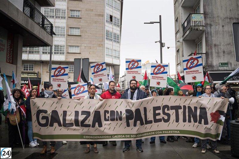 Cientos se manifiestan en A Toxa contra la participación del ex primer ministro israelí Ehud Olmert en un foro.
