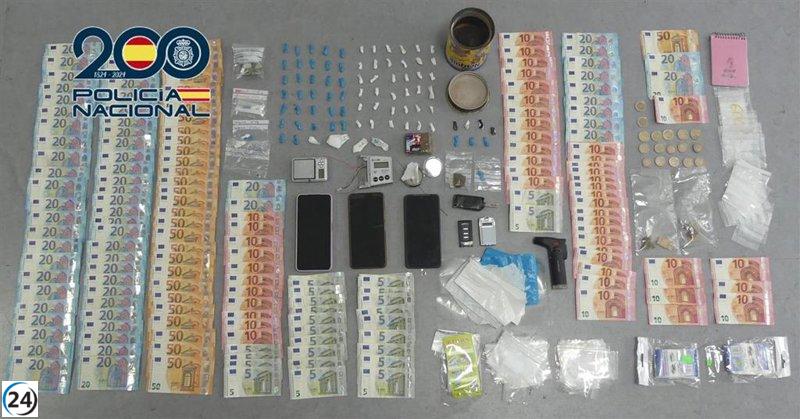 Desmantelan un punto de venta de drogas en Marín: tres arrestos por tráfico de cocaína y heroína.