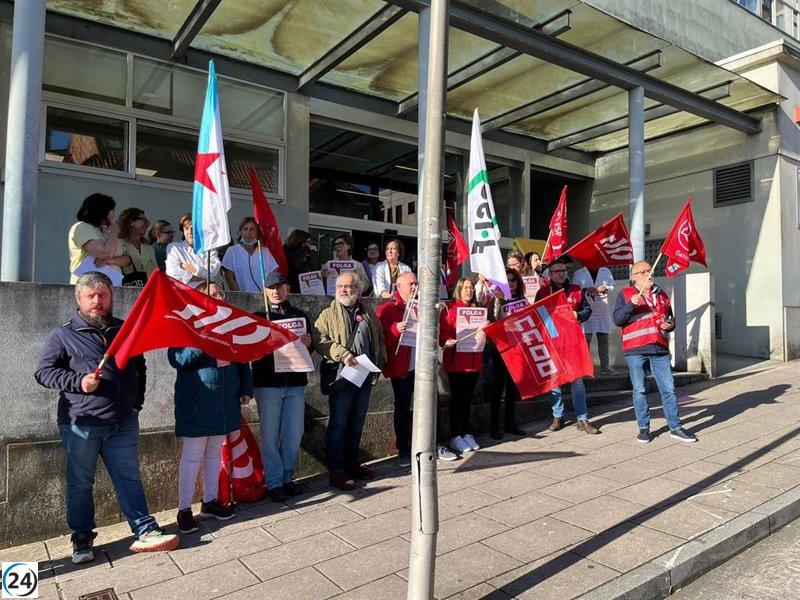 Trabajadores de Atención Primaria se manifiestan frente a centros de salud mientras continúan las negociaciones para evitar la huelga.