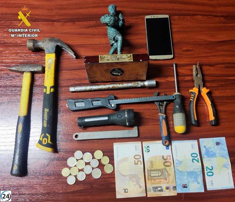 Capturan a pareja acusada de cuatro robos violentos en estaciones de servicio.