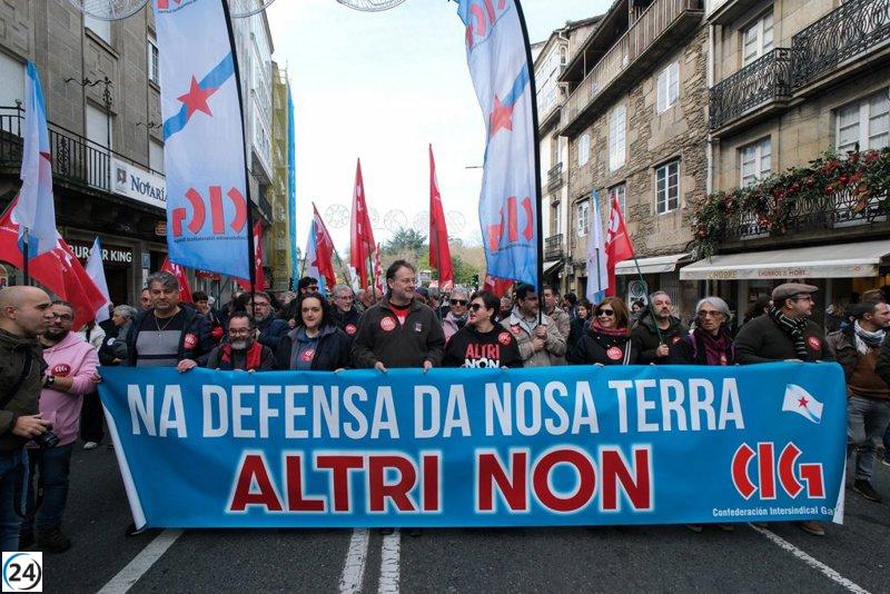 Masiva protesta en Santiago en contra de Altri.