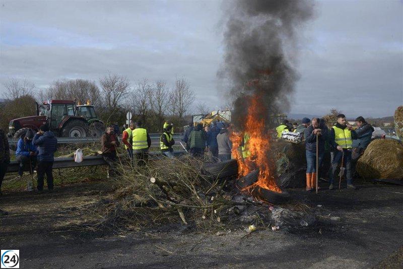 Agricultores gallegos se oponen al acuerdo UE-Mercosur: A-52 bloqueada y protestas en A Coruña y Lugo el lunes.