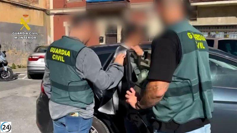 Desarticulan una mafia de fraudes con mascotas que mantenía cautivo a un anciano.