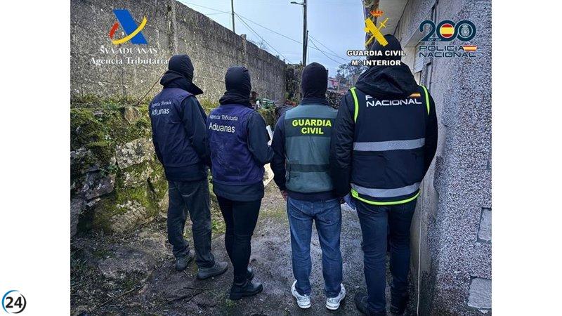 Desmantelan una red criminal en A Coruña y Pontevedra que traficaba drogas desde una tienda de moda.