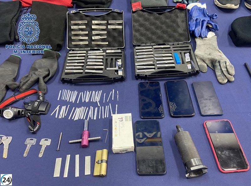 Grupo de delincuentes itinerantes es arrestado en Madrid y Toledo por su participación en el robo de una joyería en Vigo mediante el uso de butrones.