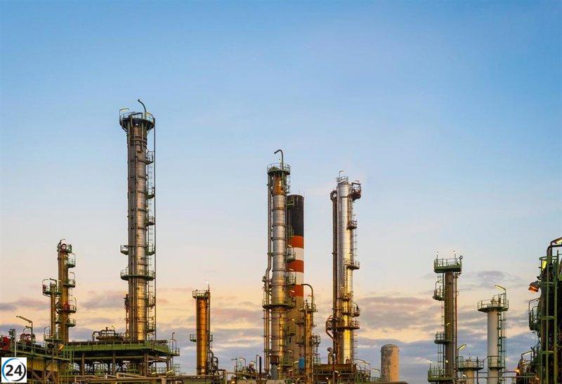 Incendio en refinería de A Coruña deja a trabajador herido leve.