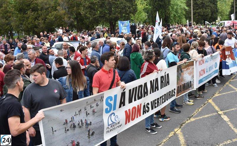 Protesta en San Caetano por la mina de San Finx, considerada un desastre medioambiental y culpa a la Xunta.