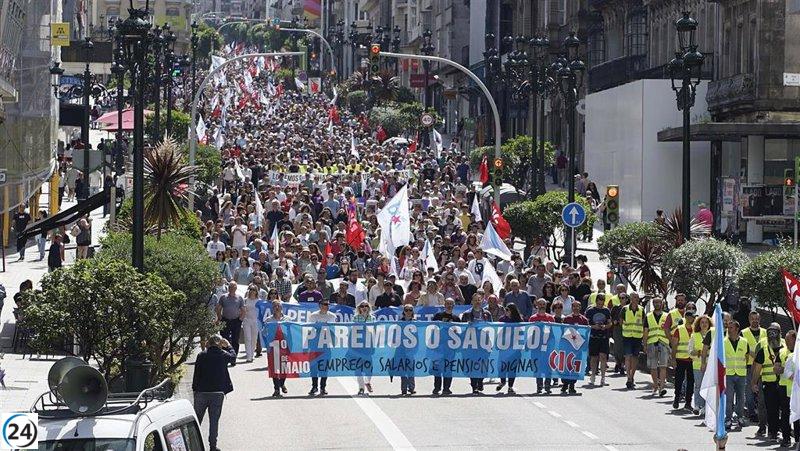 Progresistas se manifiestan en Galicia exigiendo subida salarial.