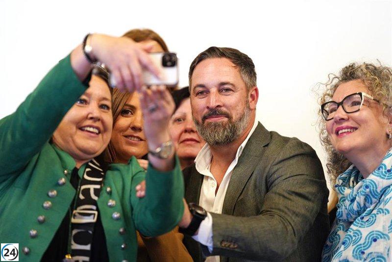 Abascal presume de su ascendencia gallega en acto electoral con candidatos y seguidores que comparten selfies.