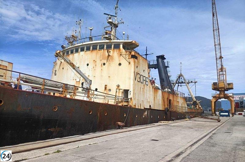 Pesquero de Belice inmovilizado en Chapela por daños estructurales.