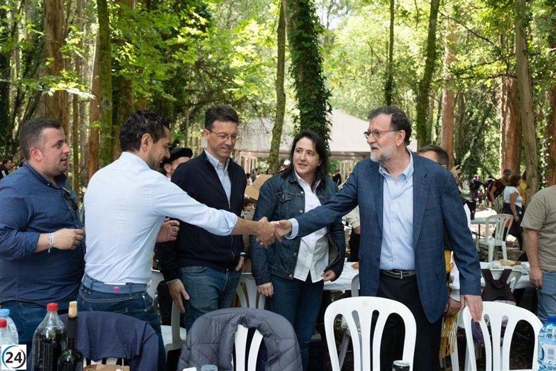 Rajoy se siente cómodo en Santiago, desde su paseo por el casco viejo y Ensanche hasta su participación en el 'Banquete de Conxo'.