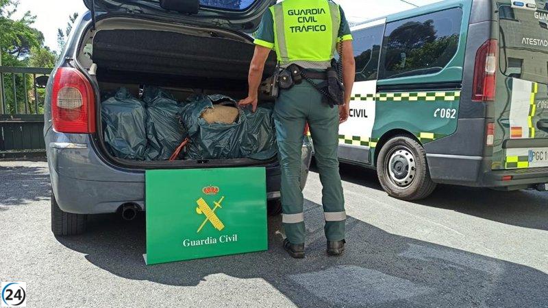 Detenido en Ourense con 140 kilos de hachís en su coche por sobrepasar el límite de velocidad.