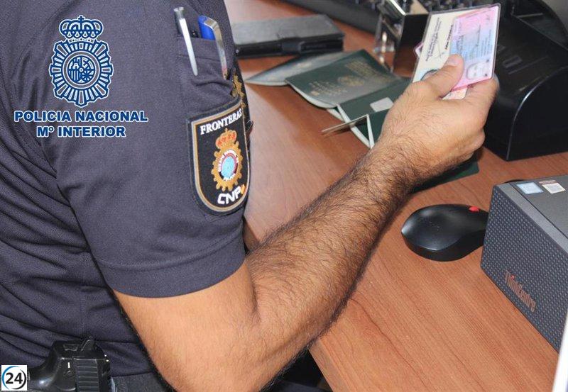 Detenidos por comprar documentos falsos en redes sociales extranjeras