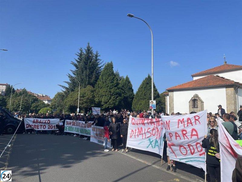 Bateeiros exigen a la Xunta recuperar gestión de mejilla y piden dimisión de Quintana.