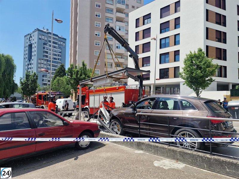 Cuatro heridos en Vigo tras un coche que choca contra una marquesina.