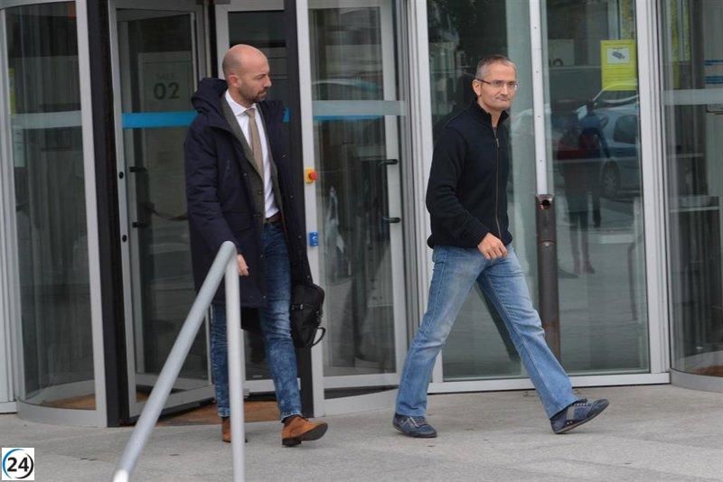 Gemelos policías de Ourense matan a su compañero después de robar armas en comisaría, según la jueza.