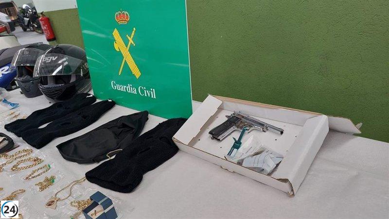 Operación en Galicia y Cataluña incauta pistola, joyas y cocaína.