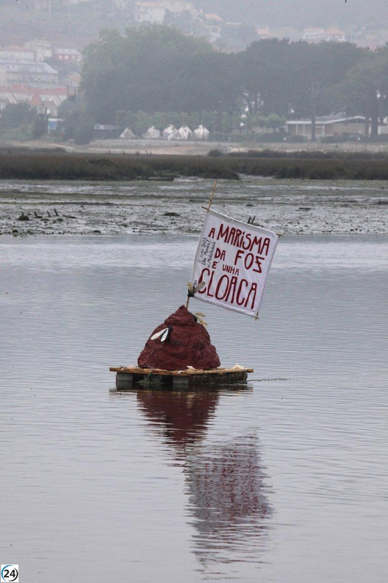Una 'caca' flotante evidencia la contaminación del estuario del Miñor en Baiona, Gondomar y Nigrán.