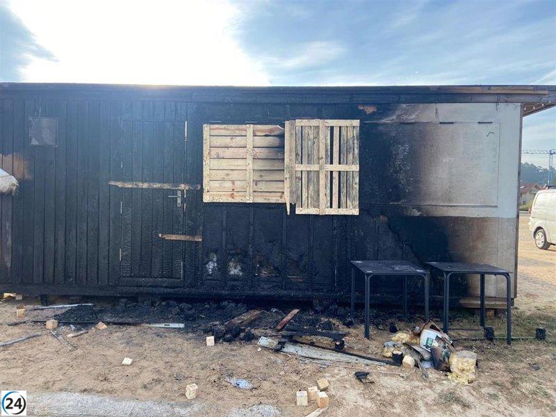 Incendio provoca daños en chiringuito de Playa América, Nigrán, bajo sospecha de haber sido provocado.
