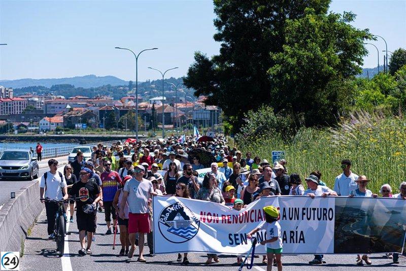 Manifestación por un futuro alternativo a la fábrica de Ence en Pontevedra.