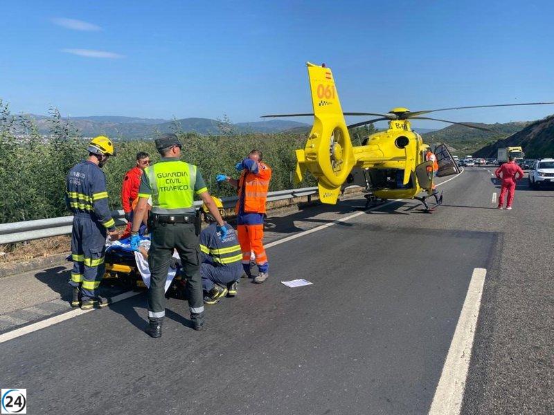 Tres hombres resultan heridos en accidente de furgoneta y camión en Monterrei, Ourense.