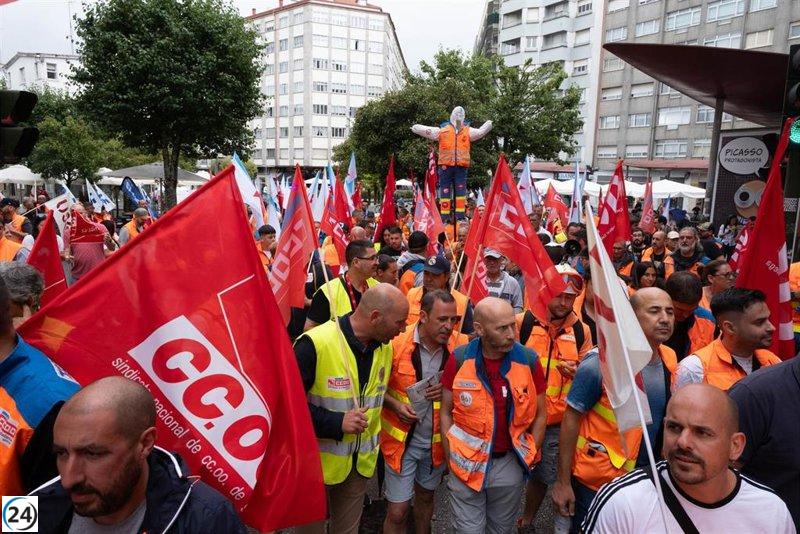 Trabajadores de ambulancias marchan en Santiago por convenio digno