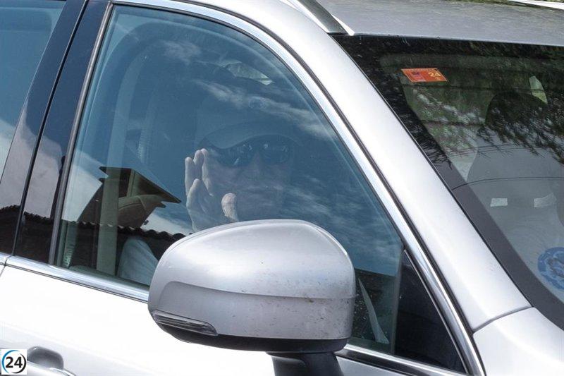 Juan Carlos I navega en el 'Bribón' durante las regatas de Sanxenxo