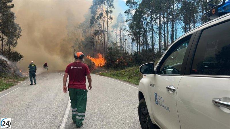 Incendio contenido en Barreiros tras afectar a menos de una hectárea y provocar cierre de carretera