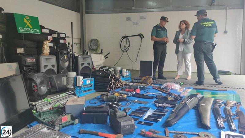 15 personas detenidas en A Coruña y Lugo por su supuesta implicación en 40 robos con fuerza.