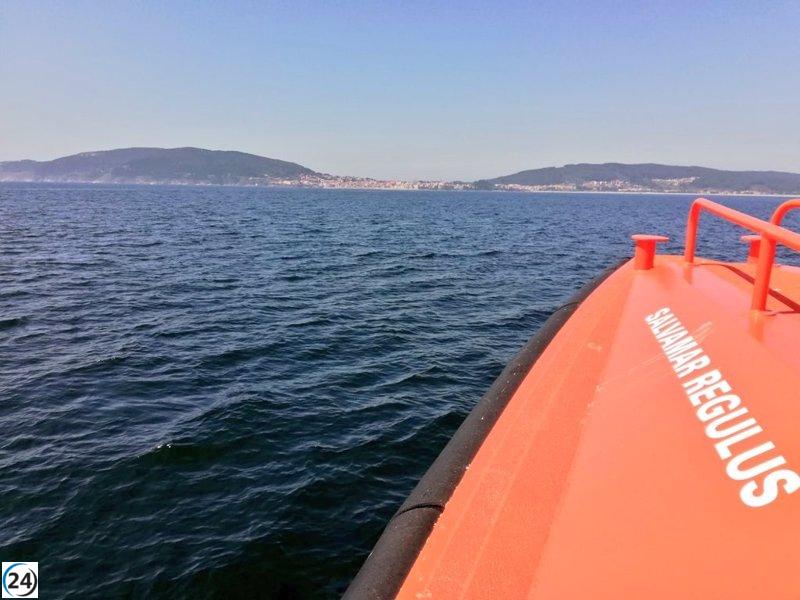 Velero con cuatro tripulantes remolcado tras interacción con orcas en Fisterra.