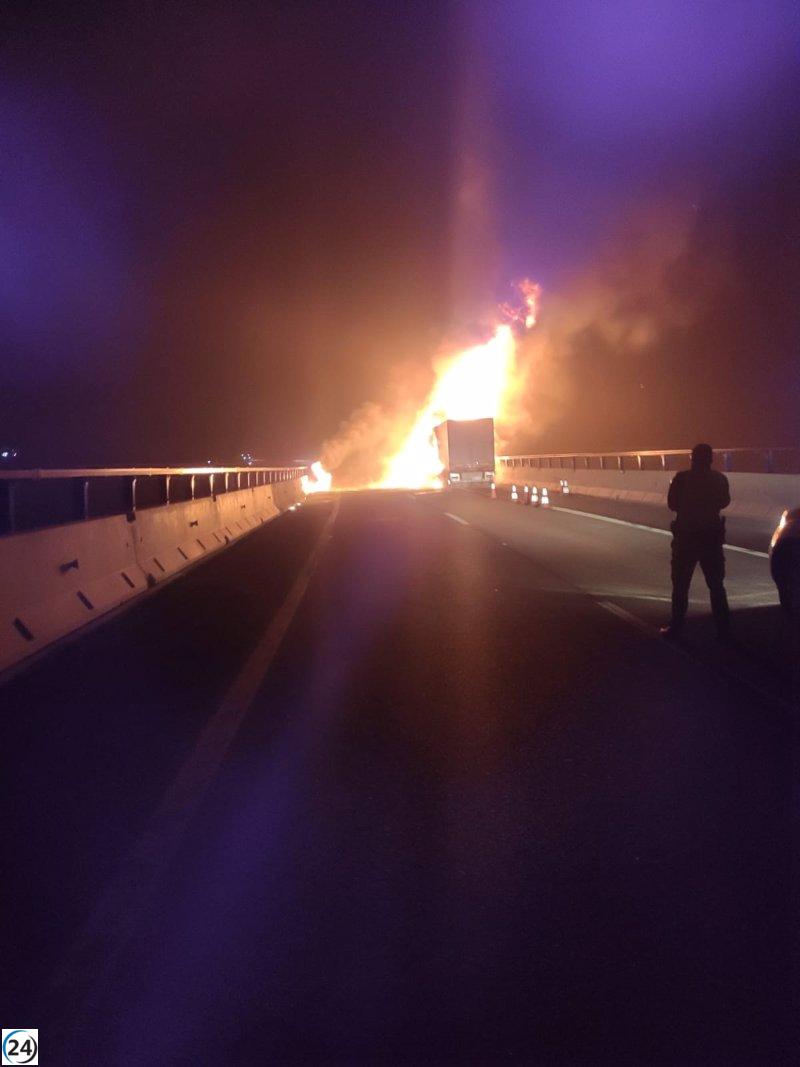 Recuperada la normalidad en la A-52 tras incendio de camión de chocolate en Zamora