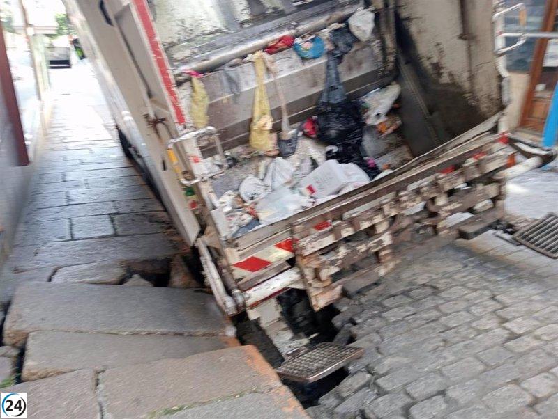 El asfalto falla y un camión de Urbaser se ve atrapado en la calle Sánchez Barcáiztegui de Ferrol