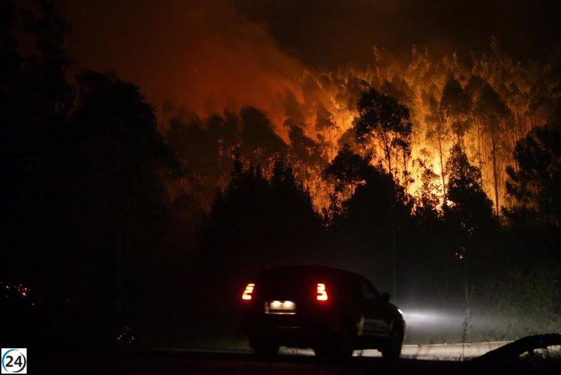 Continúa la intensidad del fuego en Trabada (Lugo) abarcando 1.200 hectáreas, mientras los cuatro incendios en Foz (Lugo) se encuentran bajo control.