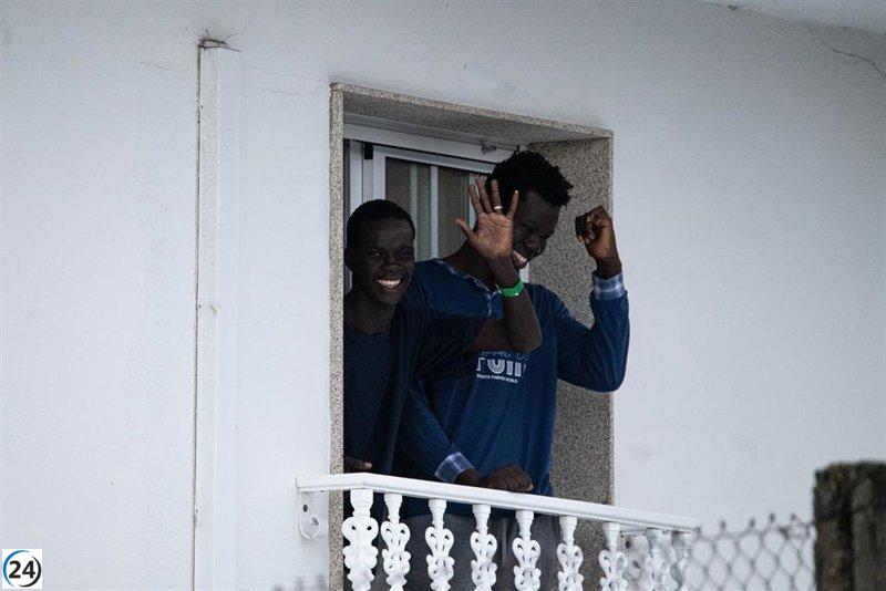 Sanxenxo acoge a 54 migrantes provenientes de Canarias, quienes serán hospedados en un hotel local.
