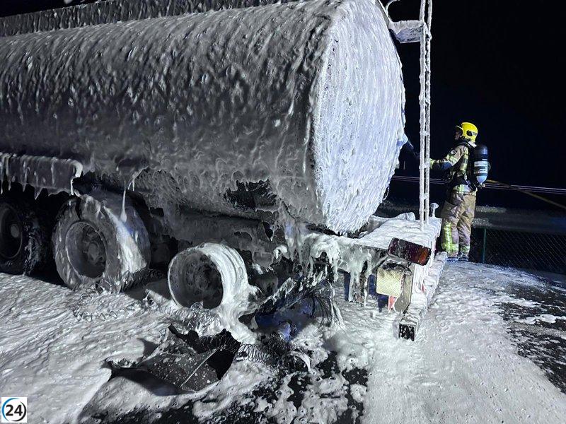 Incendio en la AP-9: Camión de gasoil agrícola arde con 40.000 litros