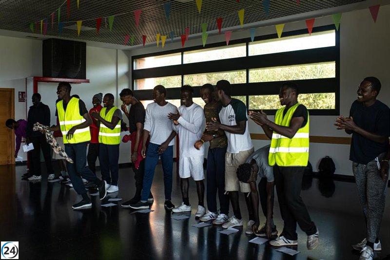 Migrantes en Sanxenxo (Pontevedra) aprenden español y practican deporte en un programa de acogida.