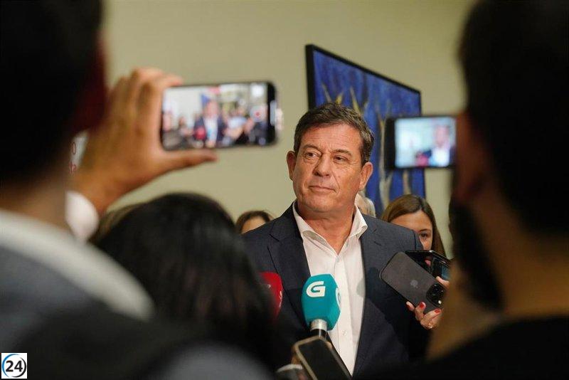 Feijóo confunde ambiciones y decisiones, según Besteiro del PSOE, quien asegura que Galicia mirará hacia el futuro.