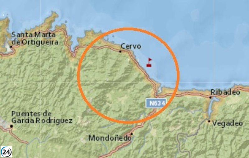 Se remolca a un barco pesquero hacia Burela debido a una falla en su maquinaria.