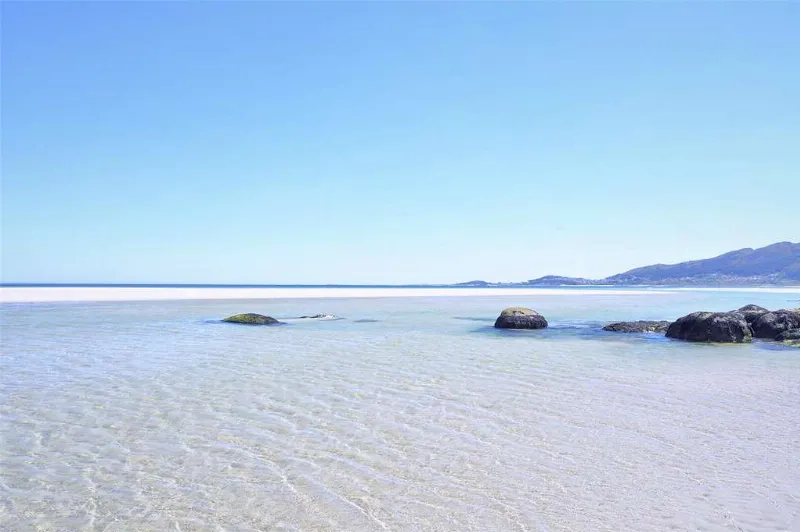 Playa de Carnota: una playa de arena blanca y aguas cristalinas