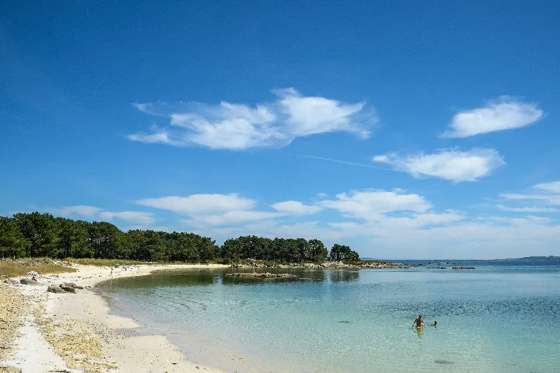 Playas de arena blanca y aguas cristalinas en A Illa de Arousa