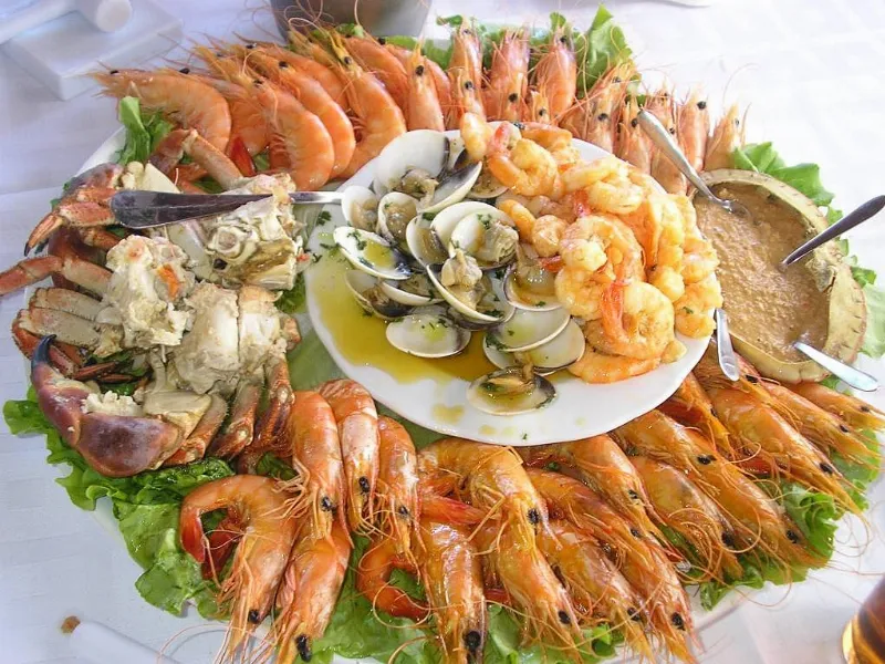 Cocina típica gallega: pescados y mariscos frescos